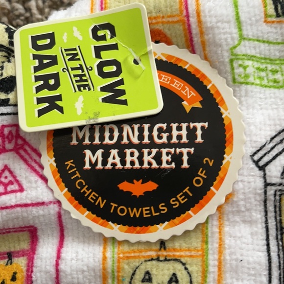 Set of 2 Towels Halloween Glow in the Dark NWT - Picture 2 of 5